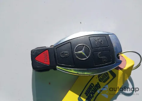 2013 Mercedes-Benz E 350 4Matic z USA, uszkodzony, nr VIN WDDHF8JB6DA764974